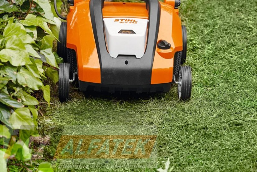 Akumulátorový provzdušňovač trávníku STIHL RLA 240