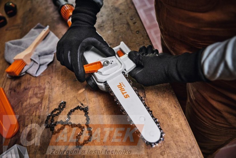 STIHL Akumulátorová vyvětvovací pila HTA 30 SET