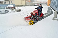 DAKR Pohonná jednotka FD52V s válcovým zametacím kartáčem SB11